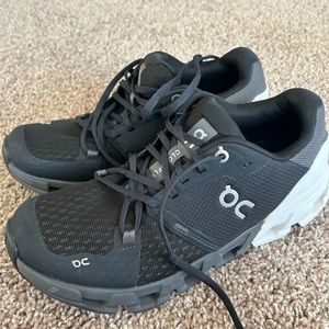 ON CLOUD FLYERS WOMEN SIZE 8.5